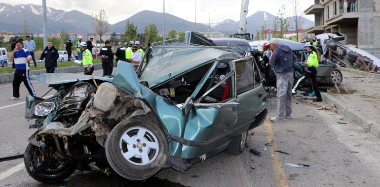 Erzurumda beton mikseri 8 araca çarparak devrildi