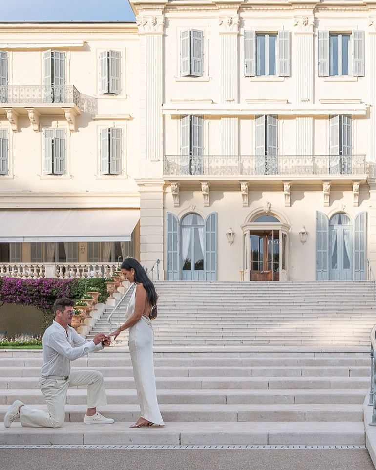 Çoktan üç çocukları oldu ama daha evlenemediler… Ünlü şarkıcı yedi yıllık nişanlısına ikinci kez evlilik teklif etti