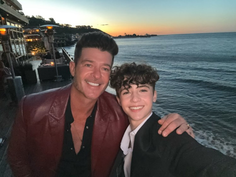 Çoktan üç çocukları oldu ama daha evlenemediler… Ünlü şarkıcı yedi yıllık nişanlısına ikinci kez evlilik teklif etti