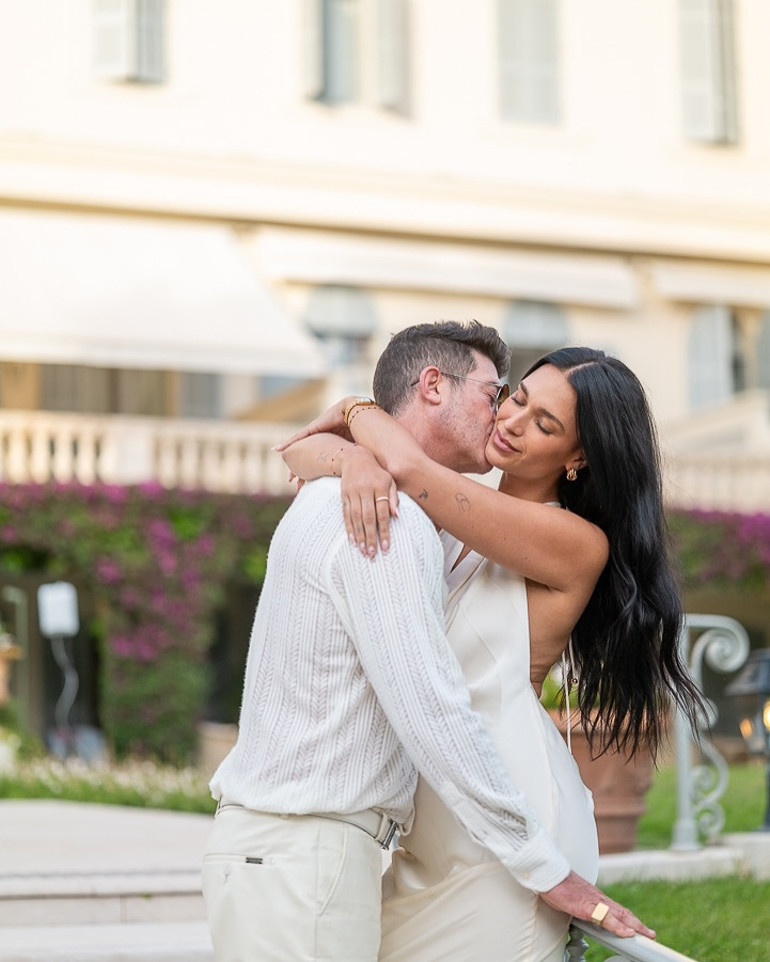 Çoktan üç çocukları oldu ama daha evlenemediler… Ünlü şarkıcı yedi yıllık nişanlısına ikinci kez evlilik teklif etti