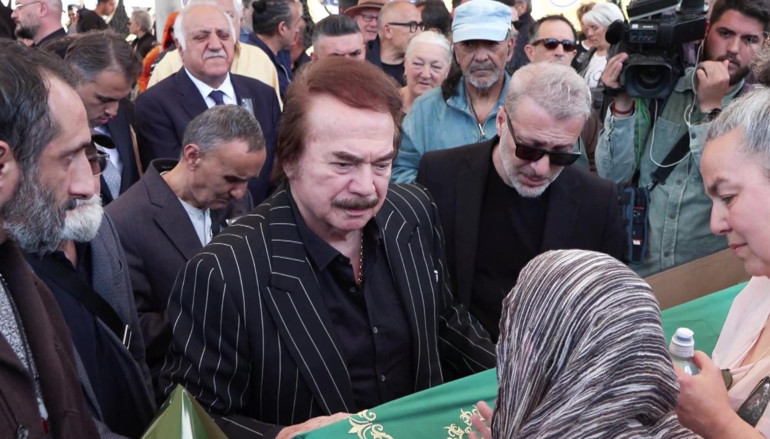 Müziğin Amcası İlhan Şeşene veda... Cenaze asansörde kaldı: İlhan Abi gitmek istemedi