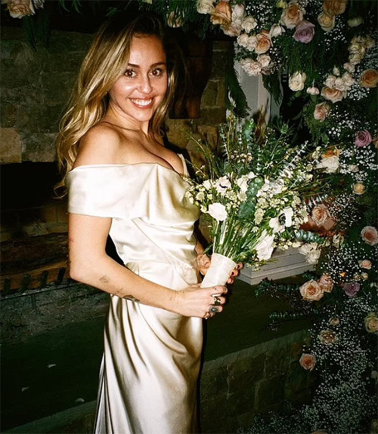 Ünlü şarkıcı muradına erdi... Herkes aynı yorumu yaptı: Boşanan arkadaşının eski gelinliğini giymiş