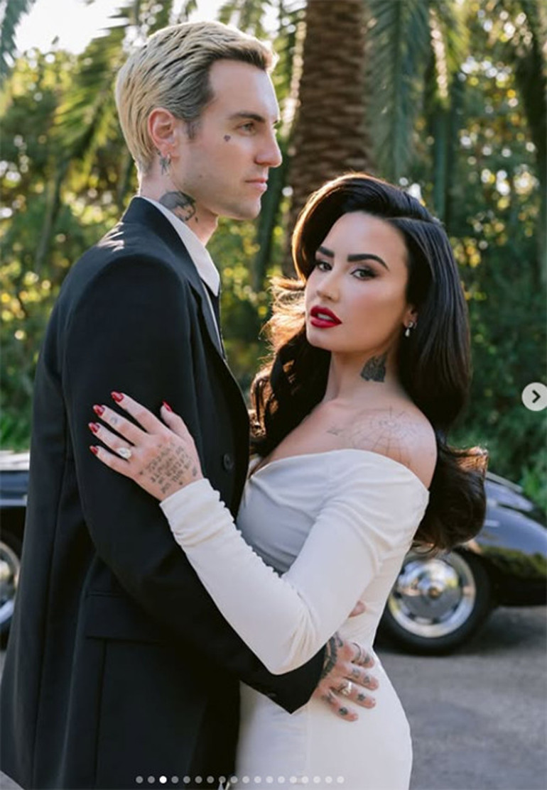 Ünlü şarkıcı muradına erdi... Herkes aynı yorumu yaptı: Boşanan arkadaşının eski gelinliğini giymiş