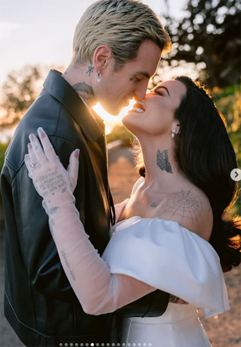 Ünlü şarkıcı muradına erdi... Herkes aynı yorumu yaptı: Boşanan arkadaşının eski gelinliğini giymiş