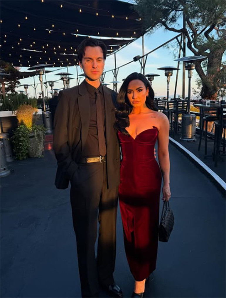 Ünlü şarkıcı muradına erdi... Herkes aynı yorumu yaptı: Boşanan arkadaşının eski gelinliğini giymiş