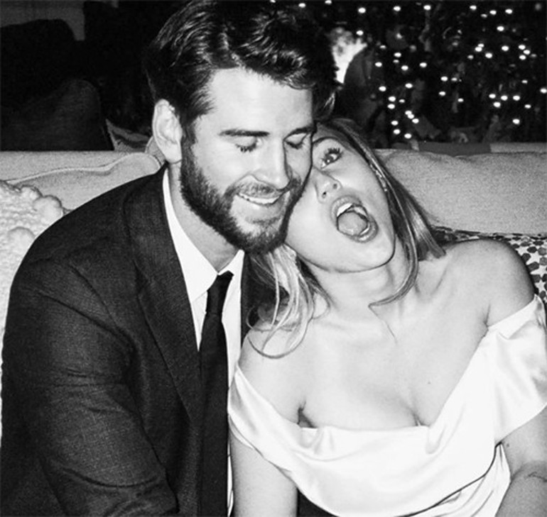 Ünlü şarkıcı muradına erdi... Herkes aynı yorumu yaptı: Boşanan arkadaşının eski gelinliğini giymiş