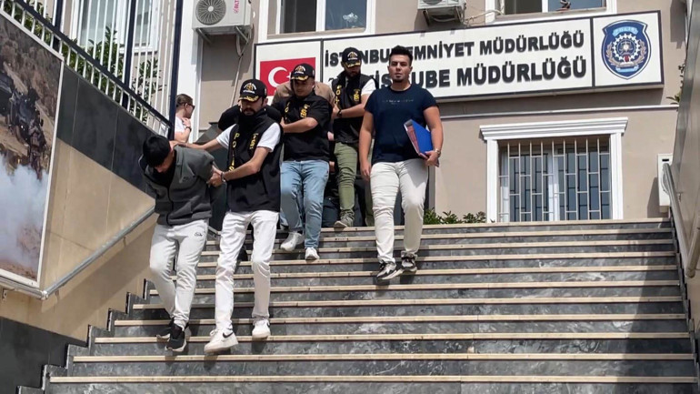İstanbulda fuhuş çetesi çökertildi; Korsan taksici olduklarını iddia etti