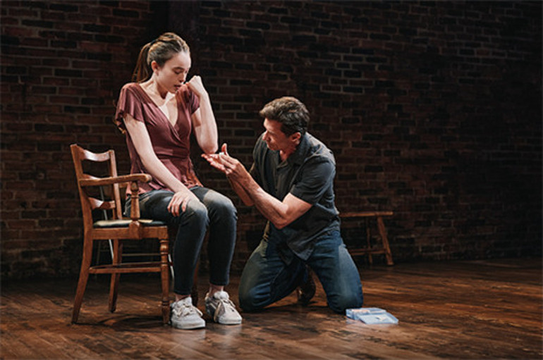 Belki de yıllarca sadık eş rolünü oynadı.. Şimdi genç meslektaşına kur yapıyor... Duygular sahneye sığmaz oldu