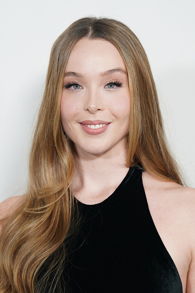 Belki de yıllarca sadık eş rolünü oynadı.. Şimdi genç meslektaşına kur yapıyor... Duygular sahneye sığmaz oldu