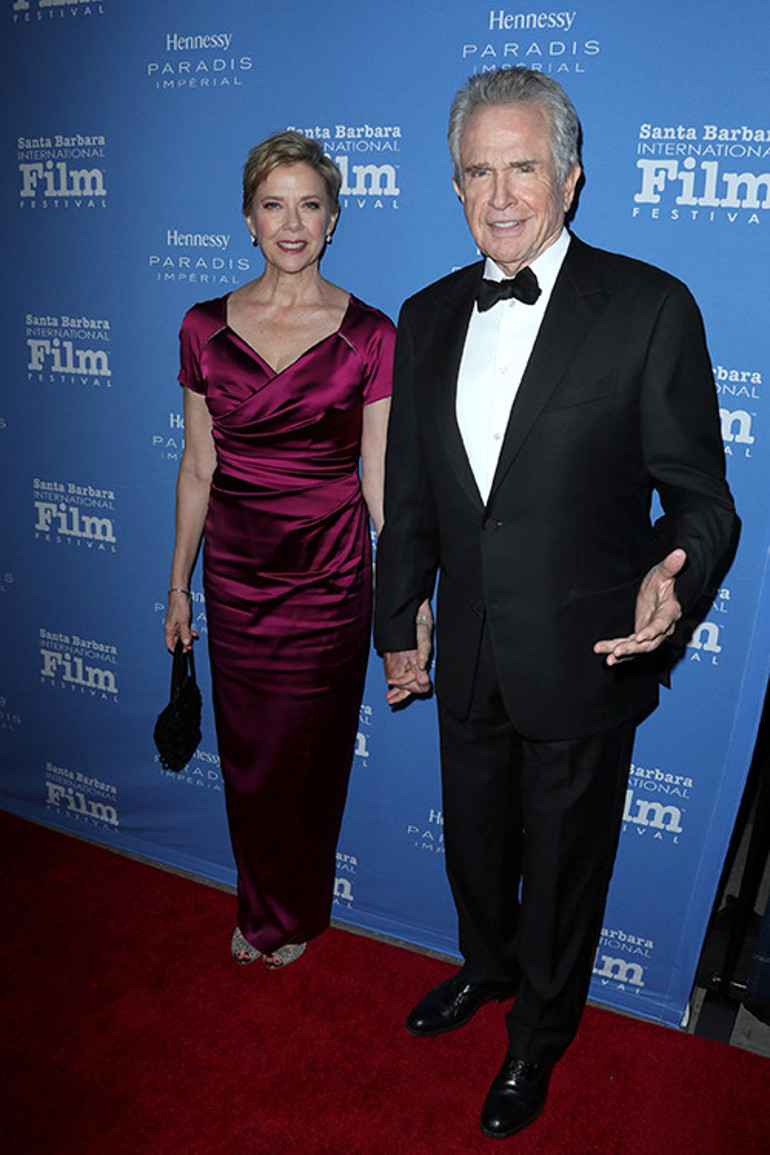 Belki de yıllarca sadık eş rolünü oynadı.. Şimdi genç meslektaşına kur yapıyor... Duygular sahneye sığmaz oldu