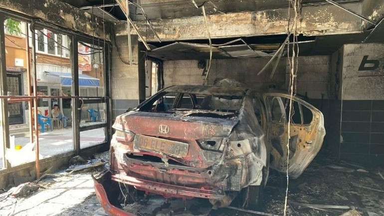 Feci olay Alevlerin arasında can verdi, o anlar kamerada