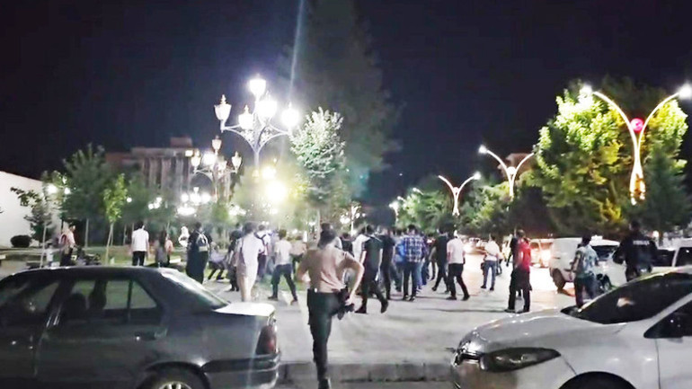 Tartışma bıçaklı kavgaya döndü: 2 yaralı, 4 gözaltı