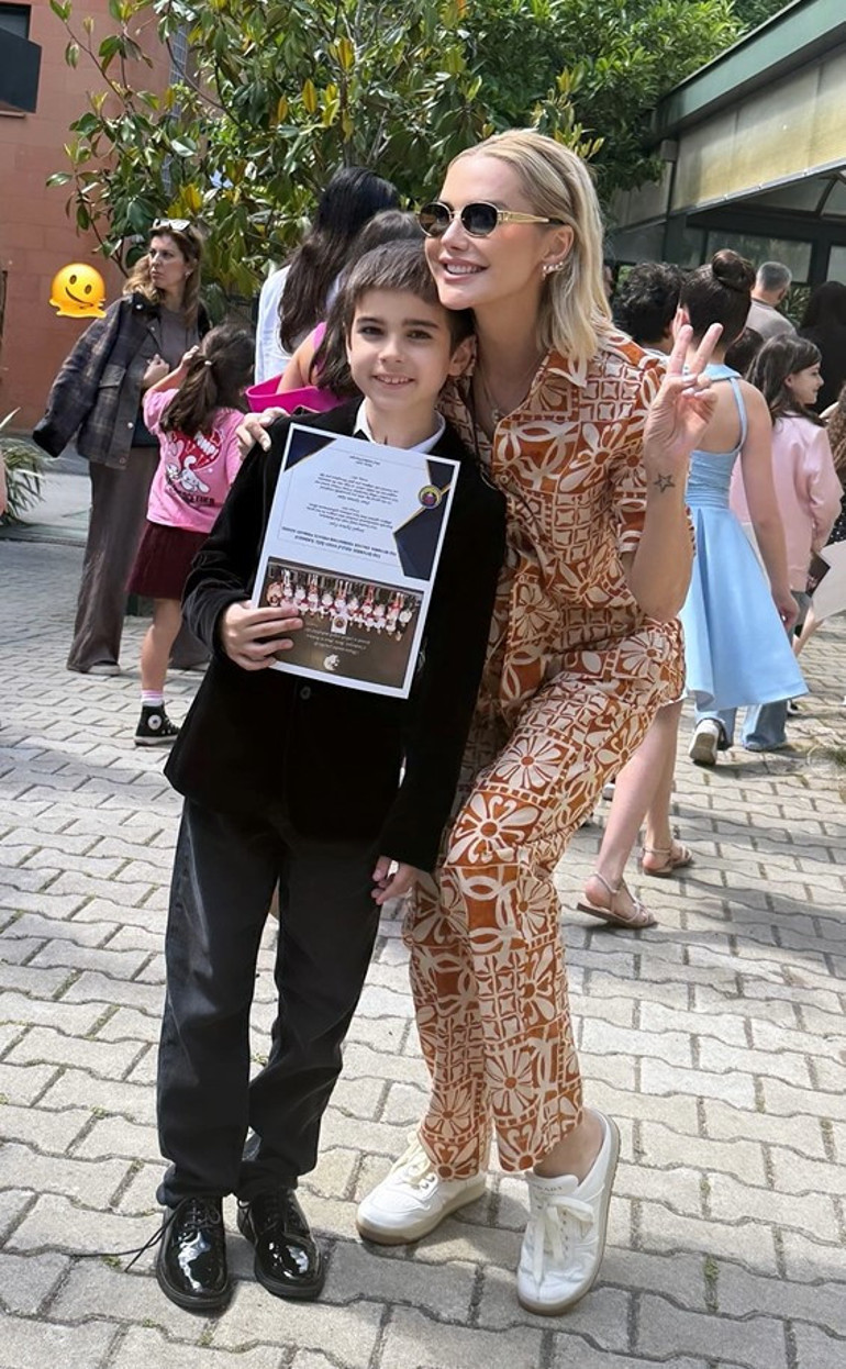 Ünlü oyuncunun kızı mezun oldu Üç dört kelimeyi yan yana getirip çılgınca alkışlandığınız günden bugüne