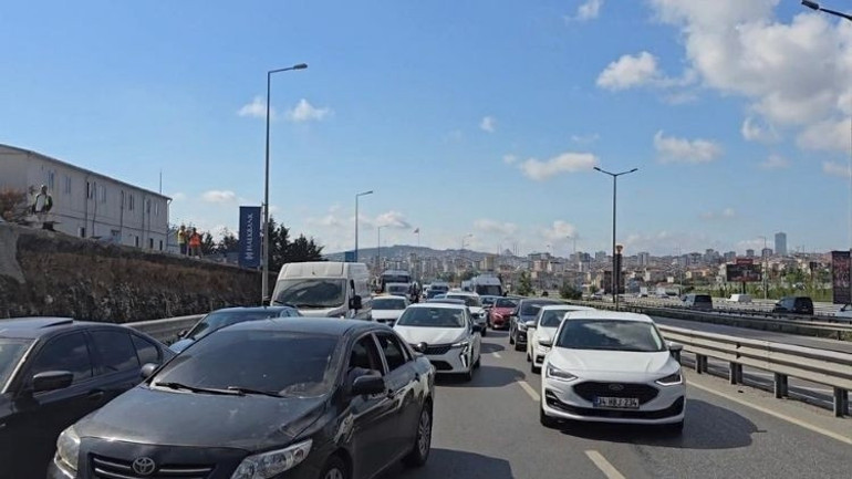 İstanbulda seyir halindeki otomobil alev alev yandı, yolda uzun kuyruklar oluştu