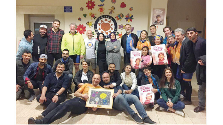 ‘Hadi çocuğum, çevir pedalları da bacaklarına kuvvet gelsin’