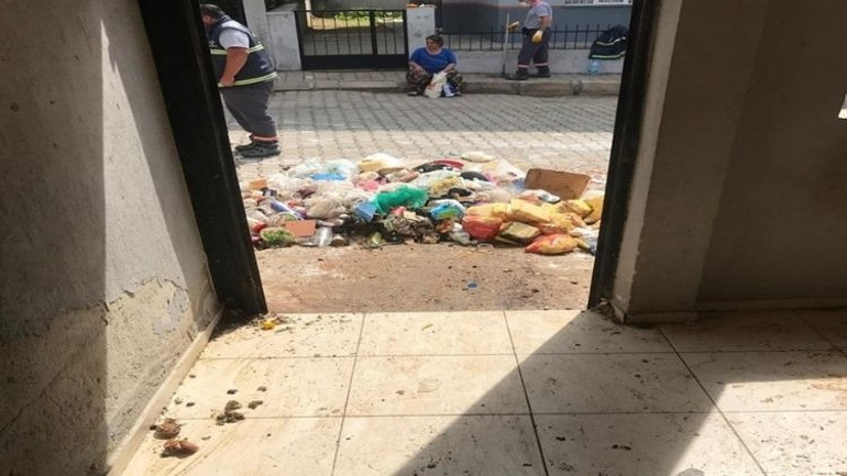 Çöp ev 9uncu kez boşaltıldı, 4 kamyon dolusu çöp çıktı