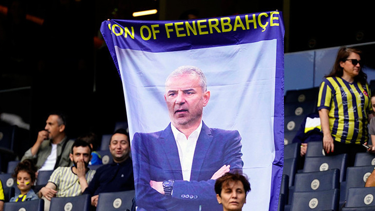 Fenerbahçe tribünlerindeki İsmail Kartal pankartına müdahale Güvenlik görevlileri kaldırdı