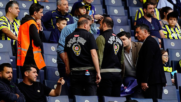 Fenerbahçe tribünlerindeki İsmail Kartal pankartına müdahale Güvenlik görevlileri kaldırdı
