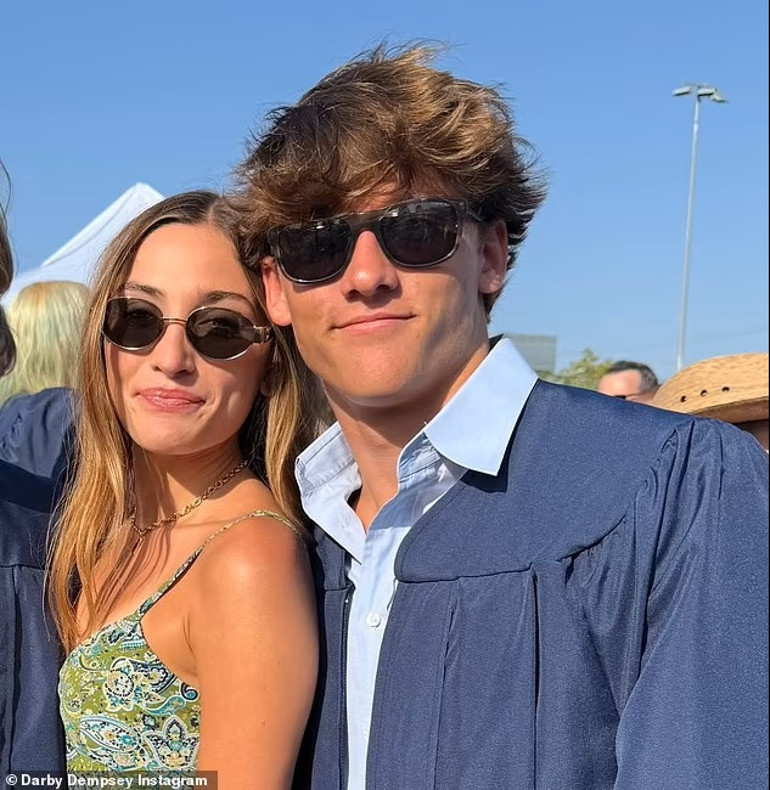 Yıllar önce kuaförüne aşık olup evlenmişti… Ünlü oyuncunun gurur günü: İkiz oğulları liseden mezun oldu