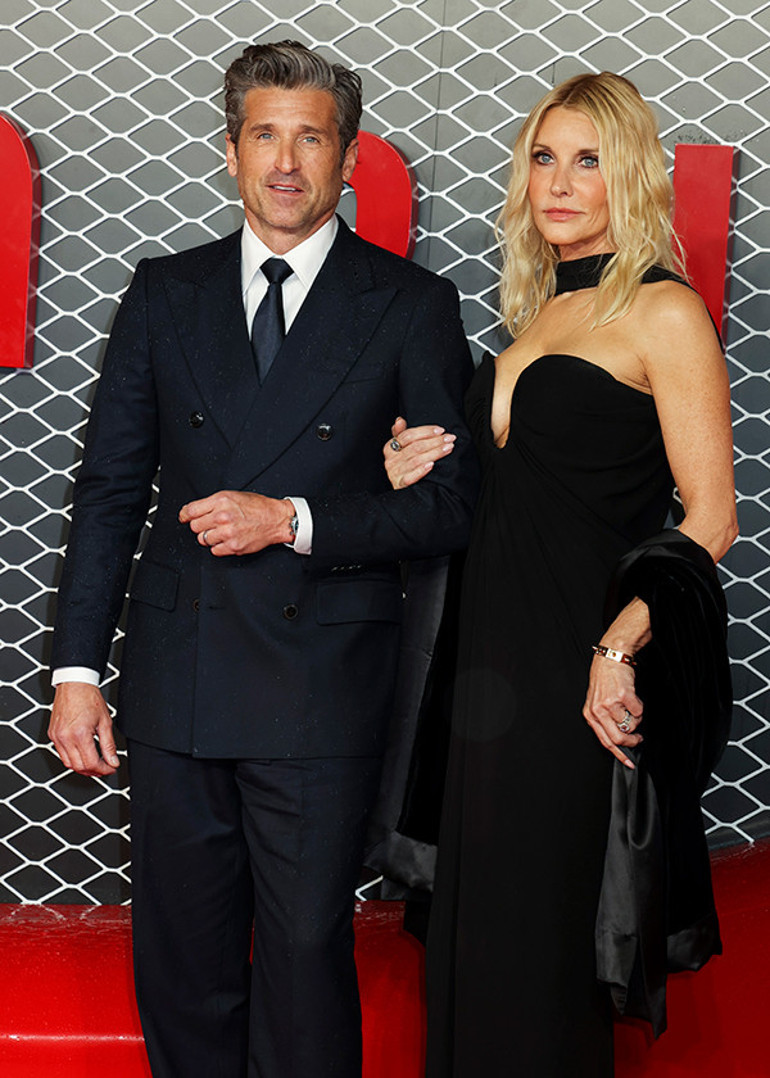 Yıllar önce kuaförüne aşık olup evlenmişti… Ünlü oyuncunun gurur günü: İkiz oğulları liseden mezun oldu