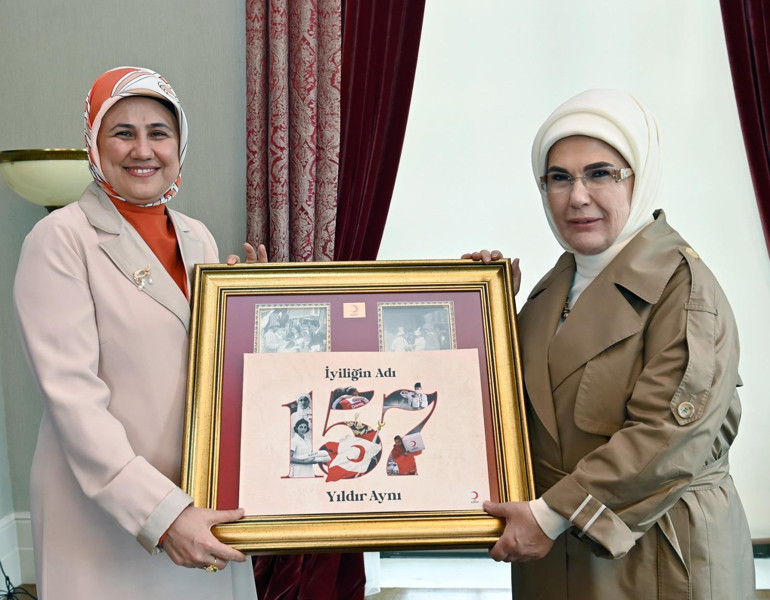 Emine Erdoğan, Türk Kızılaya kurban bağışında bulundu