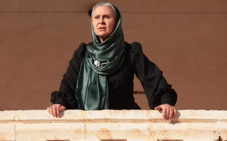 Uzak Şehir yeni sezona nefes kesen bir bölümle başladı... Alyayı durduran öpücük