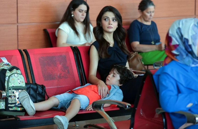 Uzak Şehir yeni sezona nefes kesen bir bölümle başladı... Alyayı durduran öpücük