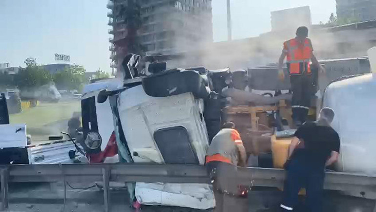 Küçükçekmecede beton mikseri devrildi