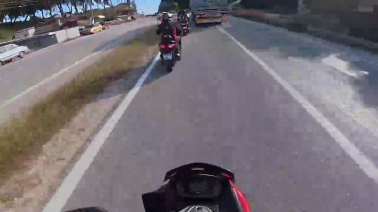 Korna çalınmasına sinirlenip tırı üzerlerine sürdü Defalarca ölüme burun buruna geldiler