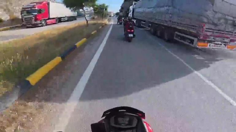 Korna çalınmasına sinirlenip tırı üzerlerine sürdü Defalarca ölüme burun buruna geldiler