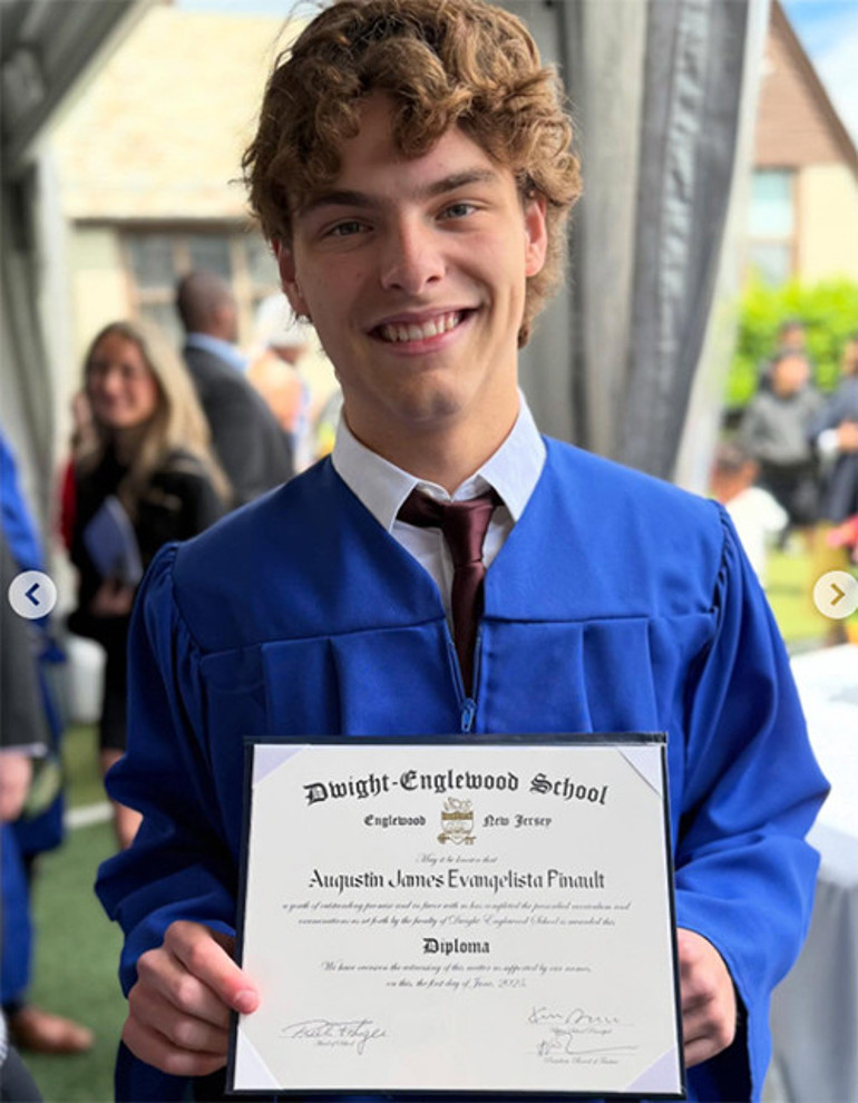 O daha karnındayken terk edilmişti... Bahtsız annesinin yüzünü güldürdü...Gururum mezun oldu