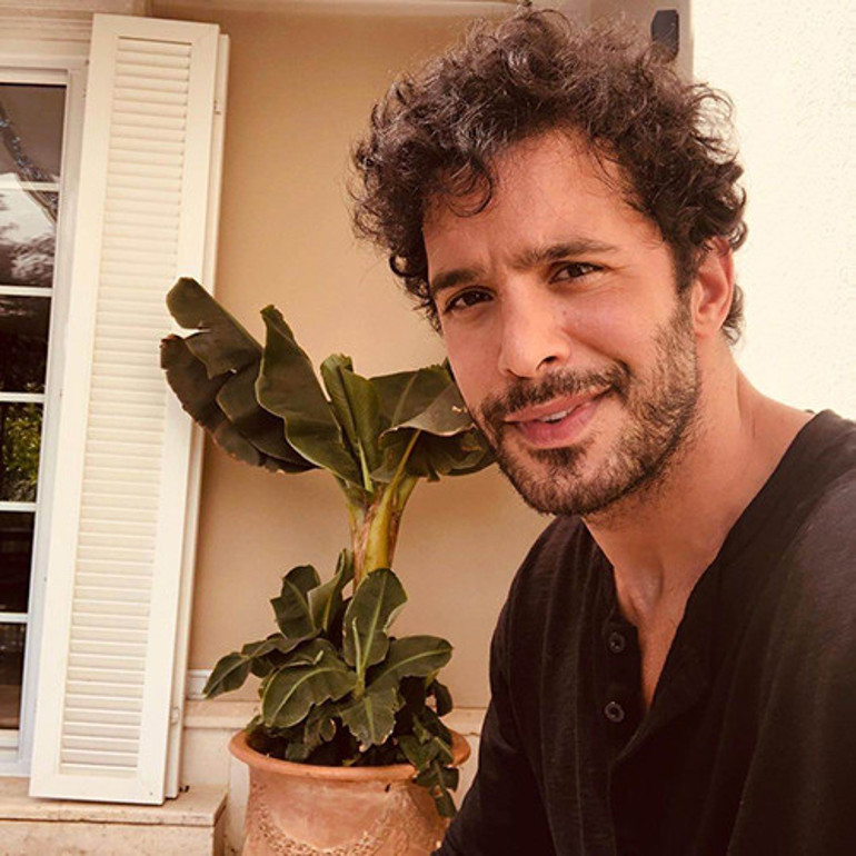 Askerden dönüp ticarete atılmıştı... Halk pazarında tavuk satıyordu... Anne sözü dinledi, ünlü oldu