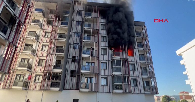 Sitede yangın paniği: 10 kişi hastanelik oldu | Balkon korkuluklarında ve pencerelerde yardım beklediler
