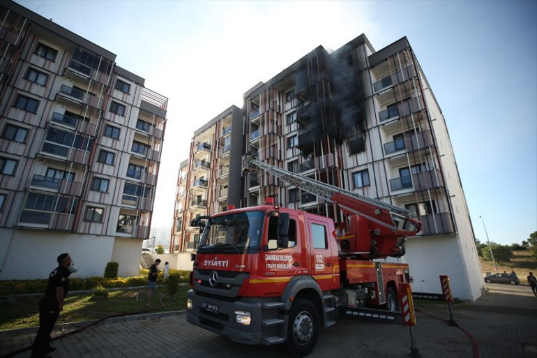 Sitede yangın paniği: 10 kişi hastanelik oldu | Balkon korkuluklarında ve pencerelerde yardım beklediler