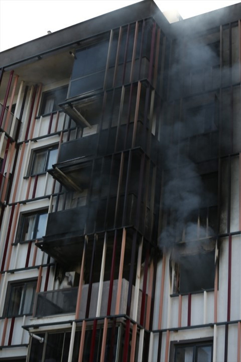 Sitede yangın paniği: 10 kişi hastanelik oldu | Balkon korkuluklarında ve pencerelerde yardım beklediler