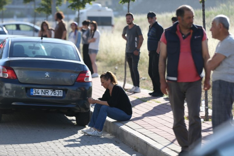Sitede yangın paniği: 10 kişi hastanelik oldu | Balkon korkuluklarında ve pencerelerde yardım beklediler