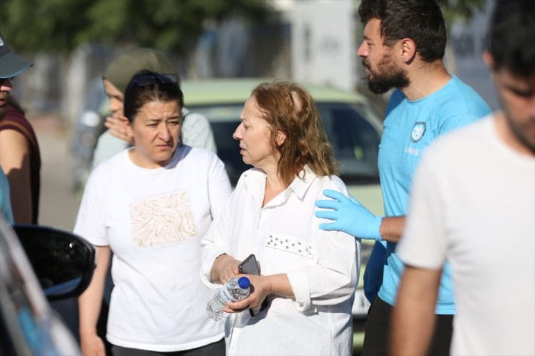 Sitede yangın paniği: 10 kişi hastanelik oldu | Balkon korkuluklarında ve pencerelerde yardım beklediler