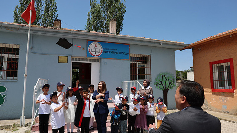 Okulun tek mezununun kep atma törenine Vali de katıldı