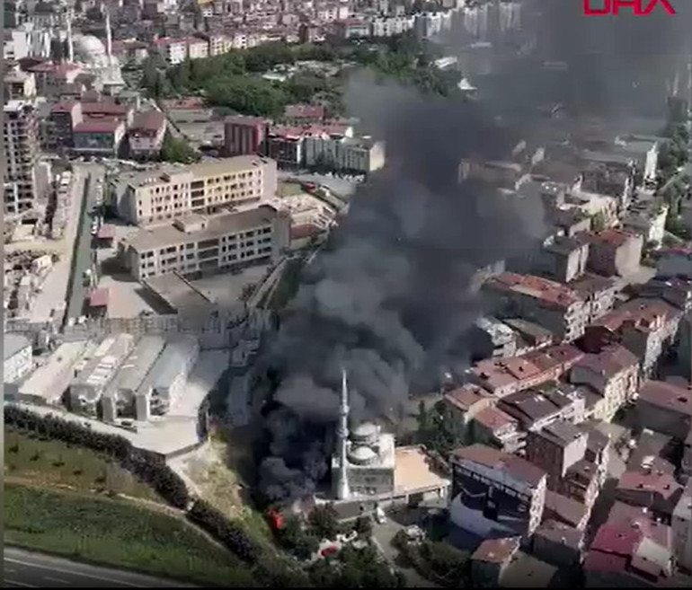 Kağıthanede iş yerinde korkutan yangın, müdahale sürüyor