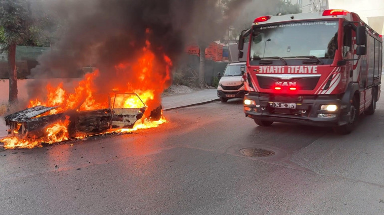 Otomobil alev alev yandı, o anlar kamerada