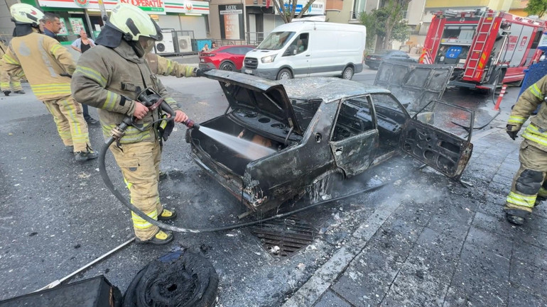 Otomobil alev alev yandı, o anlar kamerada