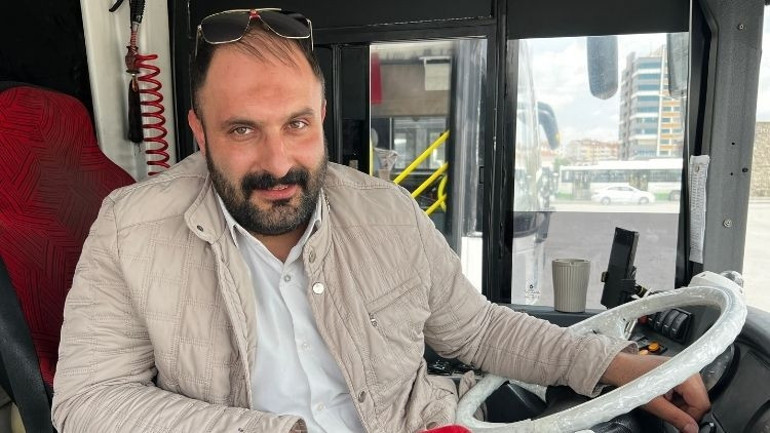 Küçük kızın topunu şişiren otobüs şoförü konuştu: O kadar tatlı ki servetini istese verirsin