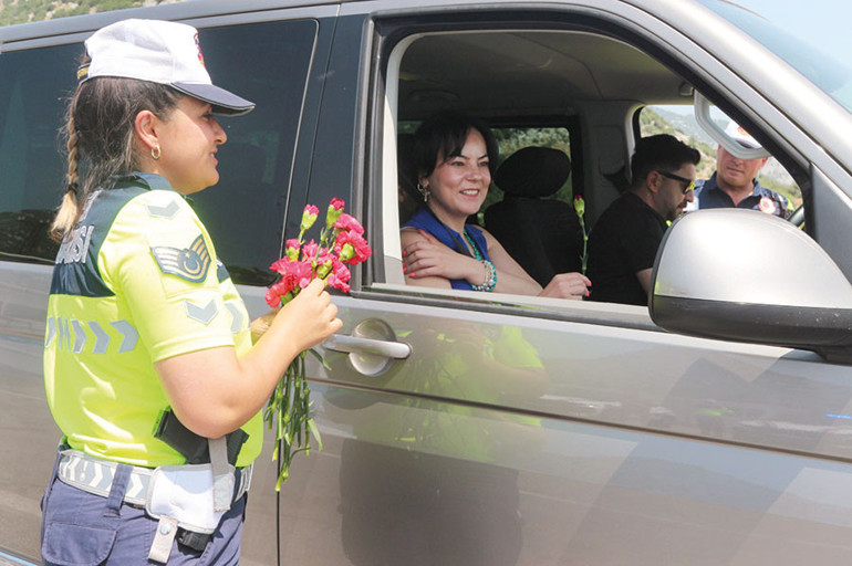 Tatilci akını başladı Bodrum’a 24 saatte 50 bin araç girdi