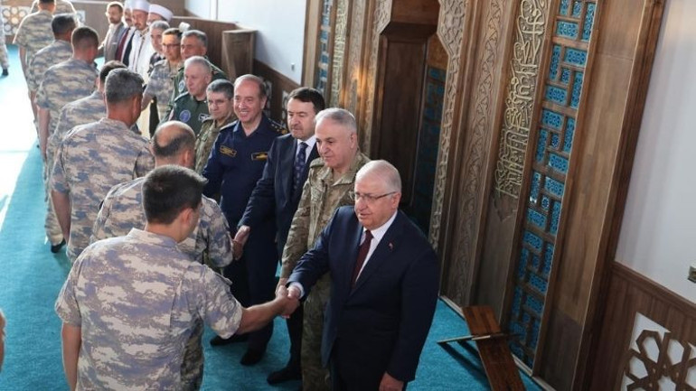 Milli Savunma Bakanı Güler, Mehmetçikle bayramlaştı