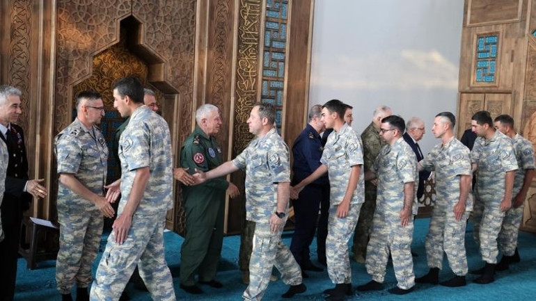 Milli Savunma Bakanı Güler, Mehmetçikle bayramlaştı