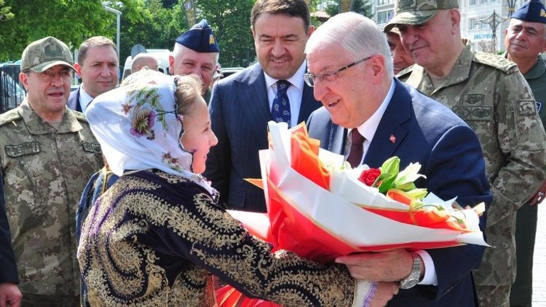 Milli Savunma Bakanı Güler, Mehmetçikle bayramlaştı