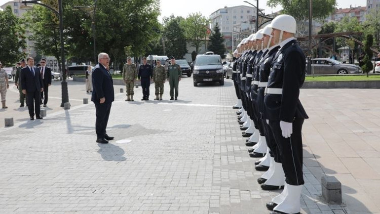 Milli Savunma Bakanı Güler, Mehmetçikle bayramlaştı