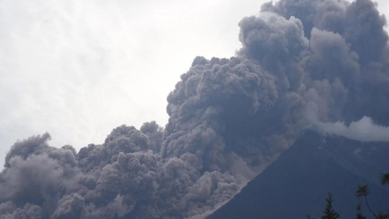 Fuego Yanardağı patladı Halk tahliye edildi, eğitime ara verildi