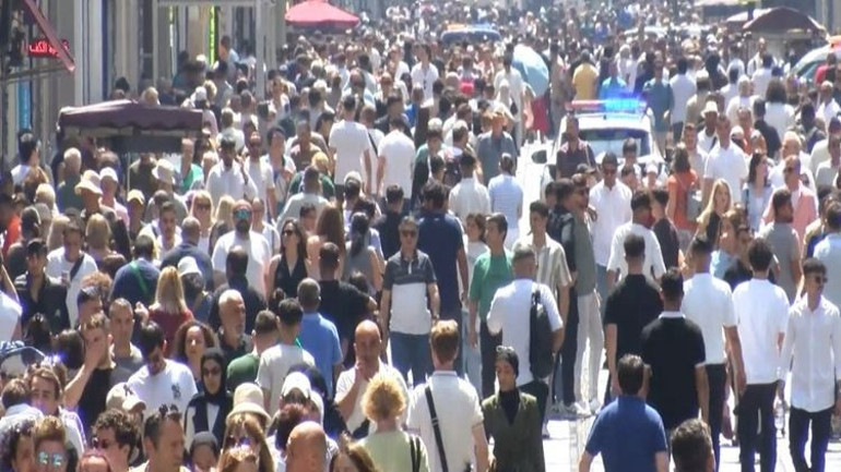 İstiklal Caddesi’nde insan seli, meydan doldu taştı