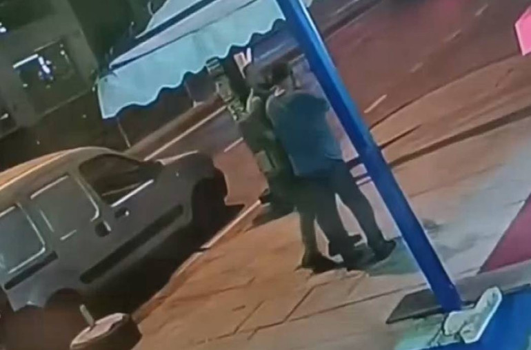 Trafik kavgasında ölümcül yumruk Yere devirdiği adama kalp masajı yaptı